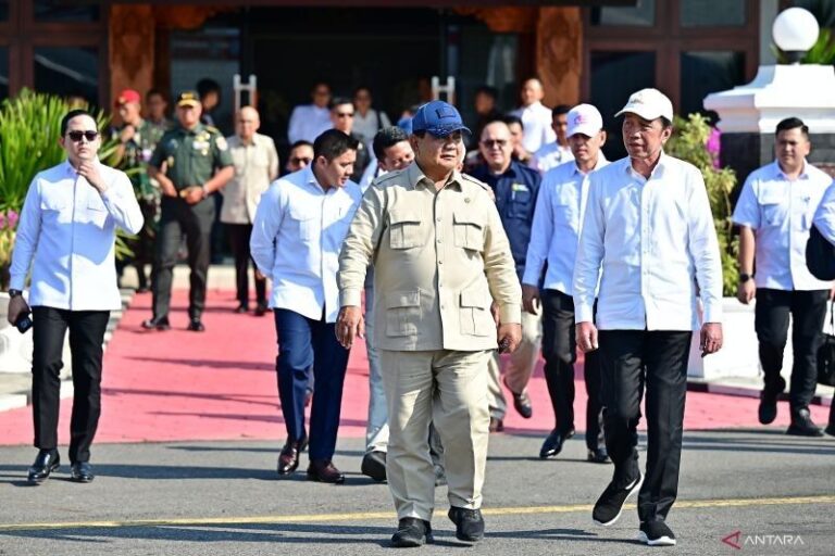 image_bank_2025_07_22_000036.006-momen-langka-jokowi-lepas-keberangkatan-presiden-prabowo-dari-solo-ke-jakarta-1