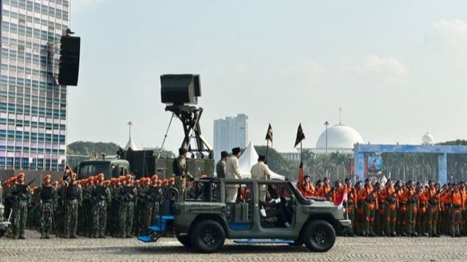 68e1cc5818581-momen-prabowo-hormat-saat-cek-pasukan-upacara-peringatan-hut-ke-80-tni_665_374