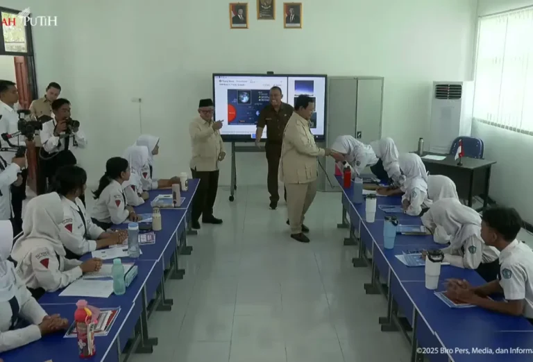Prabowo-Luncurkan-288-Ribu-Smartboard-untuk-Seluruh-Sekolah-di-Indonesia