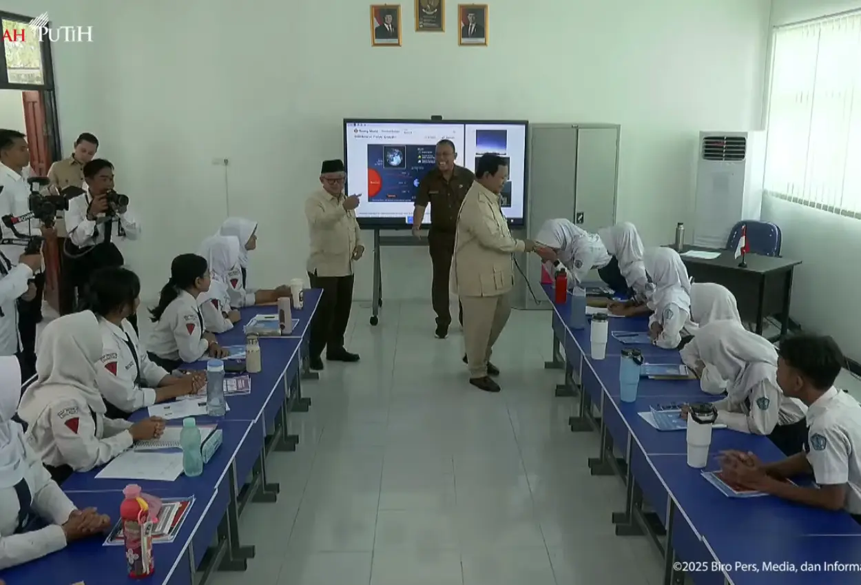 Prabowo-Luncurkan-288-Ribu-Smartboard-untuk-Seluruh-Sekolah-di-Indonesia